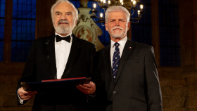 Nejvyšší státní vyznamenání převzali Martina Navrátilová  a Zdeněk Svěrák