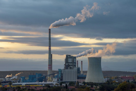 Teplo z elektrárny Mělník proudí do Prahy už 30 let. Zajistí ho nízkoemisní zdroje