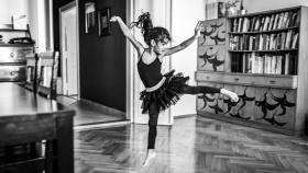 Výstava Konečně doma představí příběhy dětí z náhradní rodinné péče