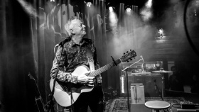 Tommy Emmanuel přidává koncert v Praze