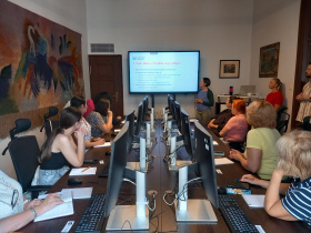 Cizinci na jihu Moravy se učí využívat mobil k hledání práce