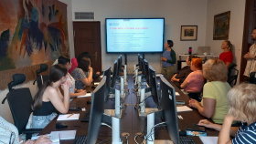 Cizinci na jihu Moravy se učí využívat mobil k hledání práce