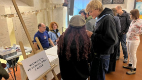 Lidé oslavili 85 let Stínadel mistrovstvím vyjmutí ježka z klece. Sešlo se přes 450 fanoušků