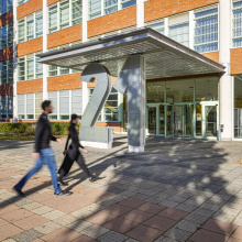 Během historicky prvního dne otevřených dveří přišly stovky návštěvníků