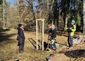 Sázet přišli senioři, rodiny i klienti Domova se zvláštním režimem