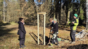 Sázet přišli senioři, rodiny i klienti Domova se zvláštním režimem