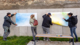 Na zdi u kláštera alžbětinek vznikla abstraktní malba od nevidomé umělkyně