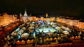 České Budějovice otevřely adventní městečko se sochu Popelky