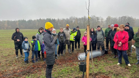 Dobrovolníci v Rašovicích vysázeli alej krajových ovocných odrůd