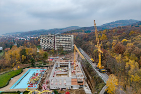 Gigant mezi jeřáby operuje v Litvínově