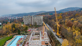 Gigant mezi jeřáby operuje v Litvínově