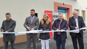 Na snímku zprava MUDr. Tomáš Hrubý, generální ředitel KZ, hejtman Mgr. Richard Brabec, vedoucí lékařka MUDr. Lenka Kobrová, primátor Teplice Bc. Jiří Štábl a ředitel  teplické nemocnice MUDr. Martin Sessek.