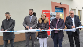 Na snímku zprava MUDr. Tomáš Hrubý, generální ředitel KZ, hejtman Mgr. Richard Brabec, vedoucí lékařka MUDr. Lenka Kobrová, primátor Teplice Bc. Jiří Štábl a ředitel  teplické nemocnice MUDr. Martin Sessek.