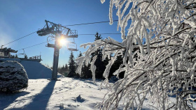 Sportovní areál Harrachov otevře lyžařům červenou sjezdovku již o tomto víkendu