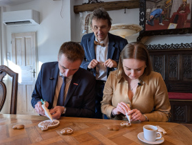 Ministr Vlček v Pardubicích: Ozdobil i tradiční perník