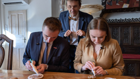 Ministr Vlček v Pardubicích: Ozdobil i tradiční perník