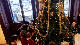 V pracovně primátorky vládla vánoční nálada, děti tam zdobily stromeček