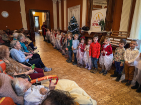 Děti z Korálku již po pětadvacáté rozsvítily Vánoce v domově seniorů