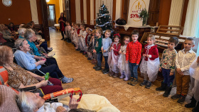 Děti z Korálku již po pětadvacáté rozsvítily Vánoce v domově seniorů