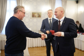 Tradice AGC pokračuje: Znovu ocenila přes sto zaměstnanců za věrnost