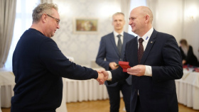 Tradice AGC pokračuje: Znovu ocenila přes sto zaměstnanců za věrnost