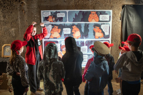 Vánoční prázdniny zpestří dětem medvěd Bruno v jeskyni Výpustek