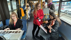 V Budějovicích se cestující svezou s živou hudbou