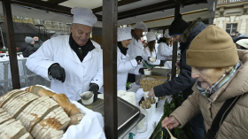 O tradiční rybí polévku byl na Staroměstském náměstí velký zájem