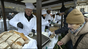 O tradiční rybí polévku byl na Staroměstském náměstí velký zájem