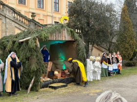 Živý betlém pod zámeckými schody. Na Červeném Hrádku nechyběl ani živý Ježíšek