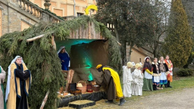 Živý betlém pod zámeckými schody. Na Červeném Hrádku nechyběl ani živý Ježíšek