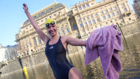 Stovky otužilců ve Vltavě, voda měla teplotu pod čtyřmi stupni