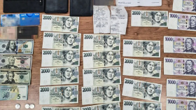 Žena našla u samoobslužné kasy v Plzni poklad. Předala ho strážníkům