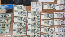 Žena našla u samoobslužné kasy v Plzni poklad. Předala ho strážníkům