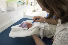 Návštěvy porodních asistentek doma jsou od nového roku součástí hrazené péče