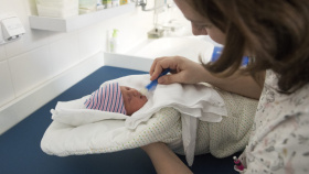 Návštěvy porodních asistentek doma jsou od nového roku součástí hrazené péče