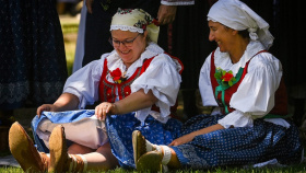 Na oslavách 100 let rožnovského skanzenu se sešlo 1449 lidí v krojích. Nechyběl ani prezident