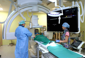 Radiologická klinika v Masarykově nemocnici získala špičkový dvourovinný angiograf