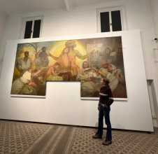 Muchův obraz Alegorie bohatství visí zrestaurovaný v galerii v Mostu. Namaloval ho pro místní banku