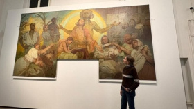 Muchův obraz Alegorie bohatství visí zrestaurovaný v galerii v Mostu. Namaloval ho pro místní banku