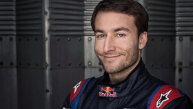 Do Malostranské besedy míří akrobatický pilot Jan Tvrdík