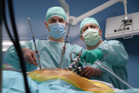 Chirurgové teplické nemocnice KZ provedli ojedinělou laparoskopickou operaci