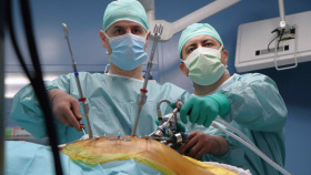 Chirurgové teplické nemocnice KZ provedli ojedinělou laparoskopickou operaci