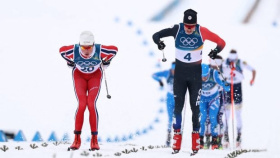 Běžkař Tuž dojel ve sprintu na pátém místě. Sáblíková po nemoci potvrdila čtvrteční start