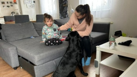 Žáci základní školy vybírají částku na asistenčního psa pro malou Lotu