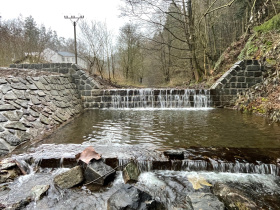 Lesy ČR obnovily kamenné stupně v potoce Besének na Tišnovsku