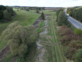 Mikulečský potok meandruje krajinou, ta tak nevysychá