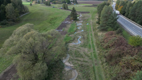 Mikulečský potok meandruje krajinou, ta tak nevysychá