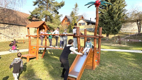 Ze školy je mateřinka, novou herní zahradu má i díky Nadaci ČEZ