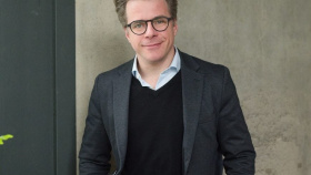 Český dirigent Jakub Hrůša získal „Oscara klasické hudby“.  Převzal řád, který má i Merkelová